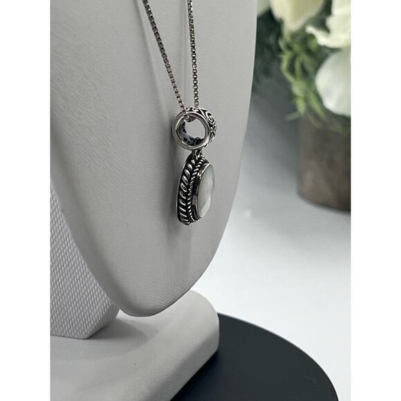 Sterling Silver 925 Chain and Mother of Pearl Oval Bezel Faceted Pendant - Picture 4 of 12